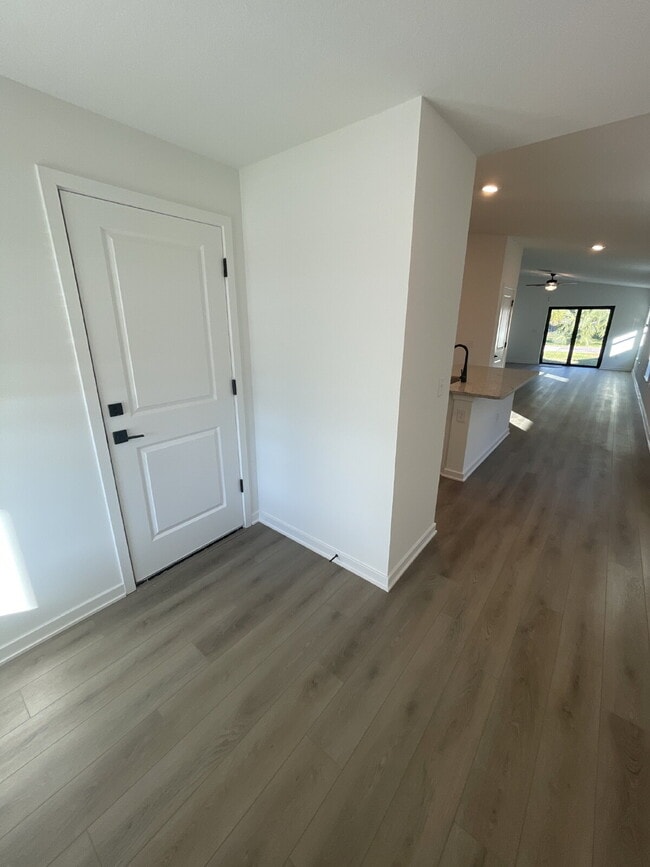 Building Photo - 1270 Ahoy Ave