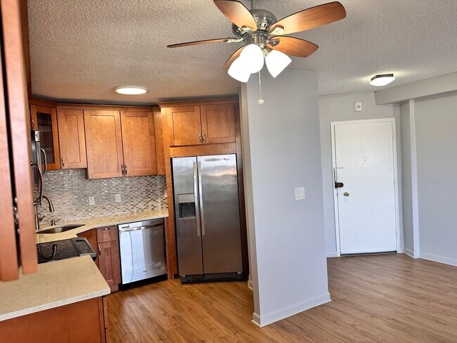 Building Photo - 300 Lynn Shore Dr