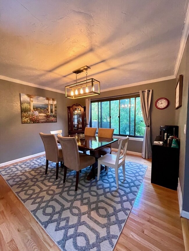 Building Photo - AVAILABLE TODAY - Beautiful 4BD/4BA Low-Ma...