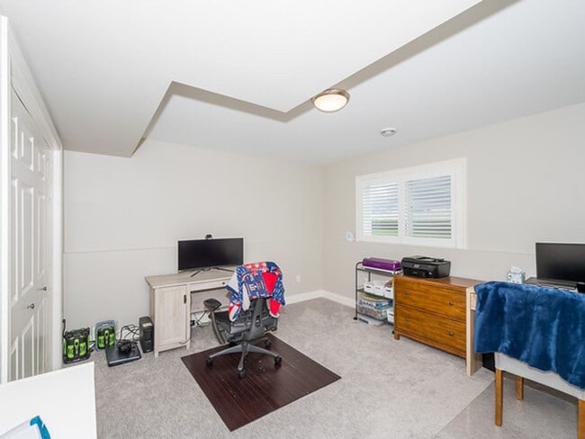 Building Photo - Beautiful 5 Bedroom Single Family Home