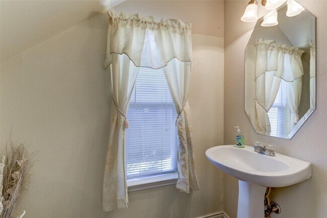 Building Photo - 16606 Hodgefield Ln