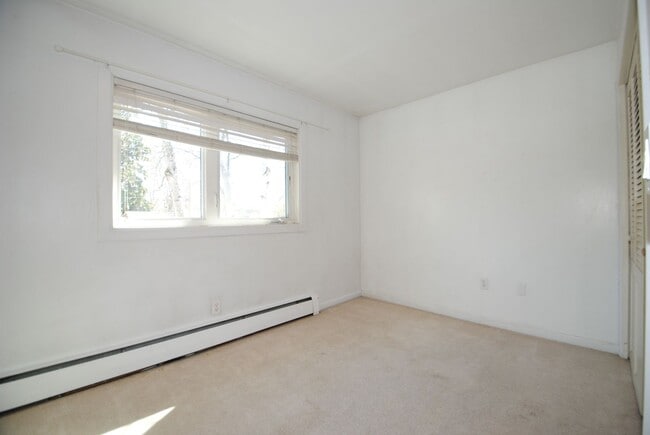 Building Photo - Spacious & centrally located 4 bed / 3 bath house FOR RENT