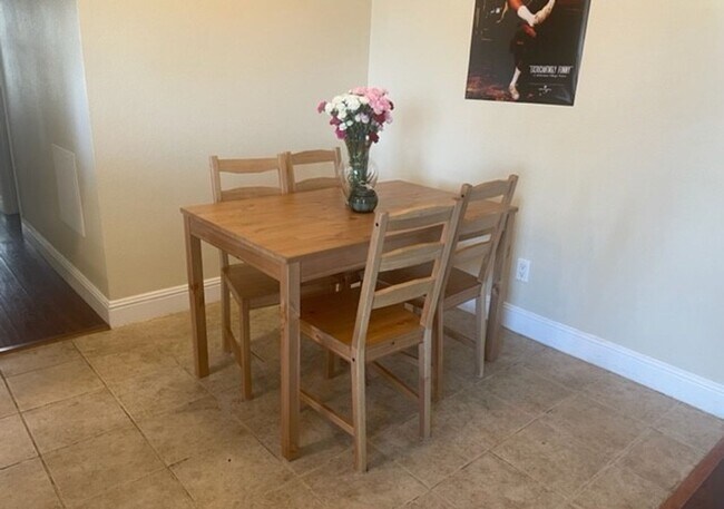 Building Photo - Updated 2nd Floor Corner Unit -3425 E. 15t...