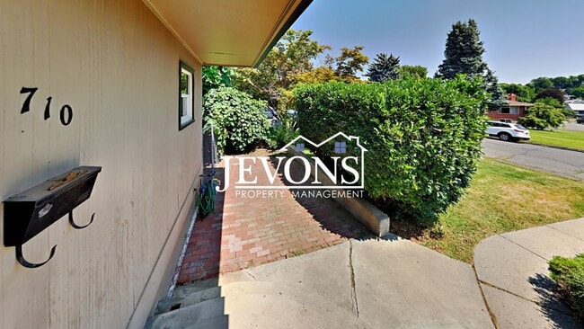 Building Photo - Charming 3-bedroom home with large fenced ...