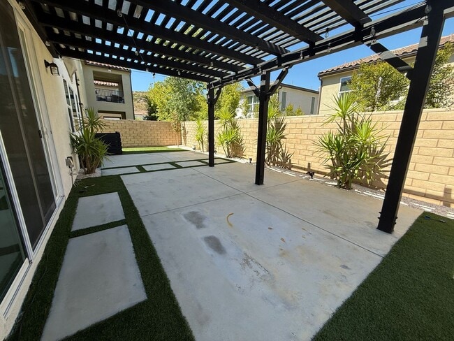 Building Photo - Beautiful 4-Bedroom Home with Solar and Private Patio in Plum Estates!