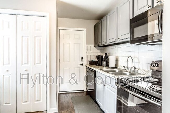 Building Photo - 222 W 31st St