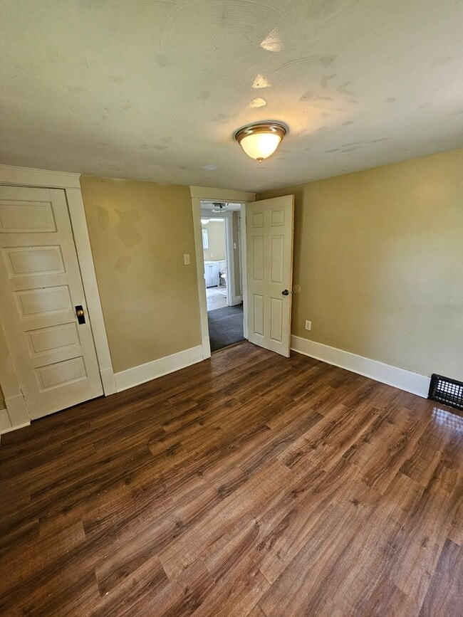 Building Photo - 3 Bedroom House For Rent on Fuller St