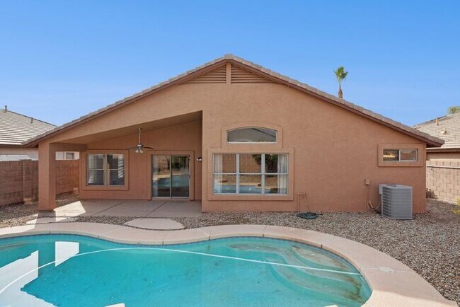 Building Photo - Very nice single level home with 4 bedrooms and 2 baths!