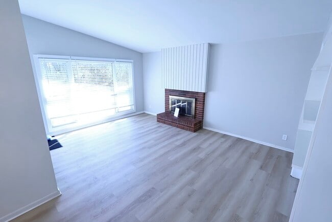 Building Photo - 1859 Delia Ave