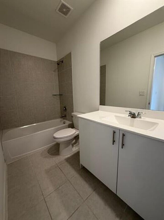 Building Photo - 2885 SE 25th Ave