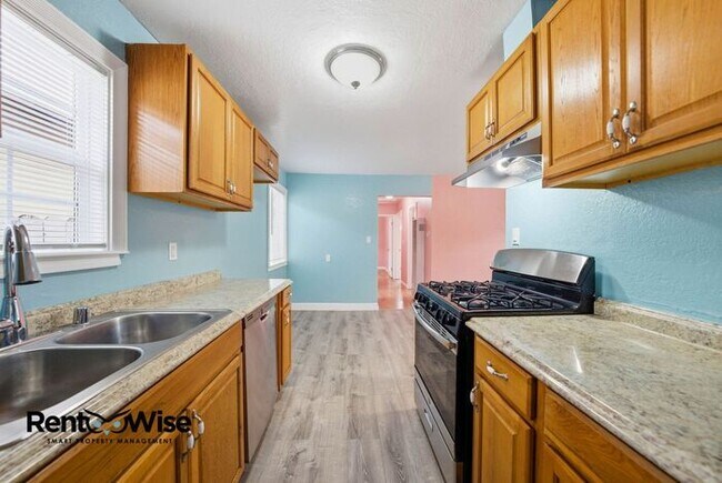 Building Photo - 657 Hurlingame Ave