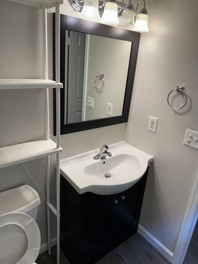 Building Photo - Updated 3 Bedroom 2.5 Bath Home on Hardwoo...