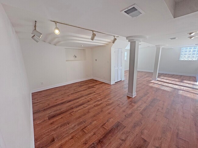 Building Photo - 9052 W 92nd St