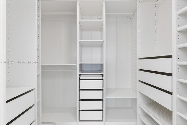 Building Photo - 700 NE 24th St