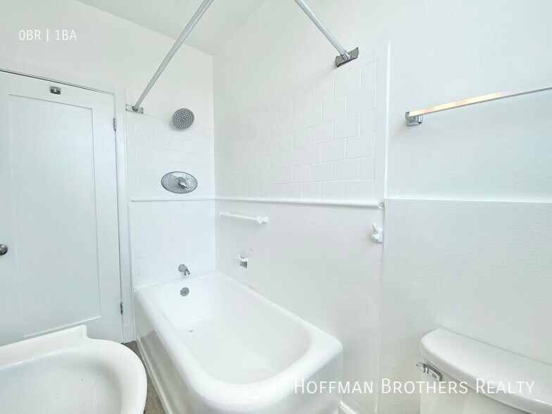 Building Photo - 2505 W 6th St