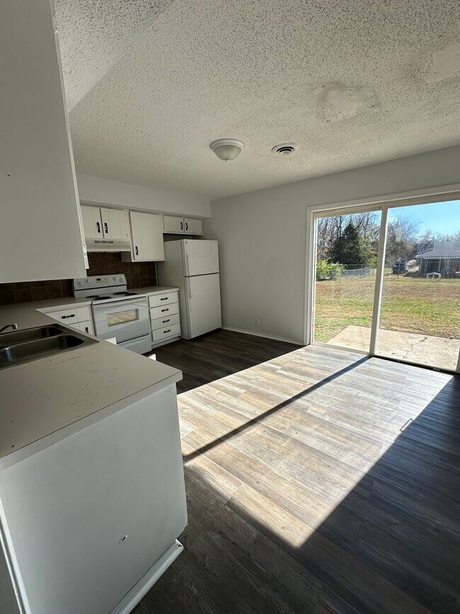 Building Photo - WELCOME HOME! Cute 2 Bedroom 1 Bathroom with Garage!