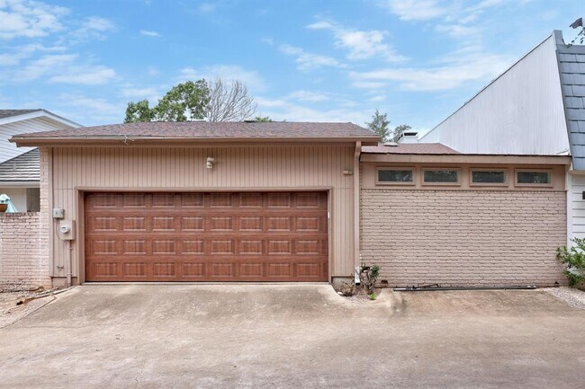 Building Photo - 11009 Pinehurst Dr