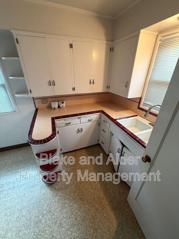 Building Photo - 7303 SE Madison St