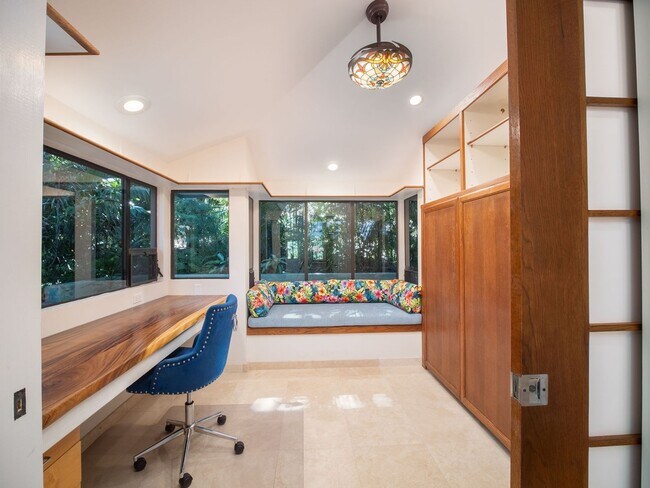 Building Photo - Beautiful Furnished, 2 Bed, 3 Bath, Gated ...
