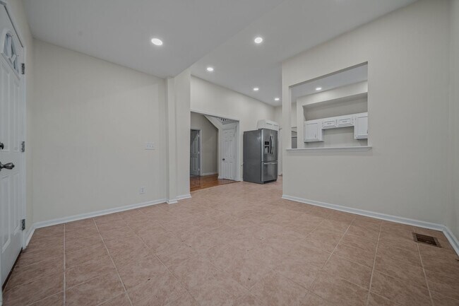 Building Photo - Spacious & Recently Renovated 4 Bedroom Home Available Now!!