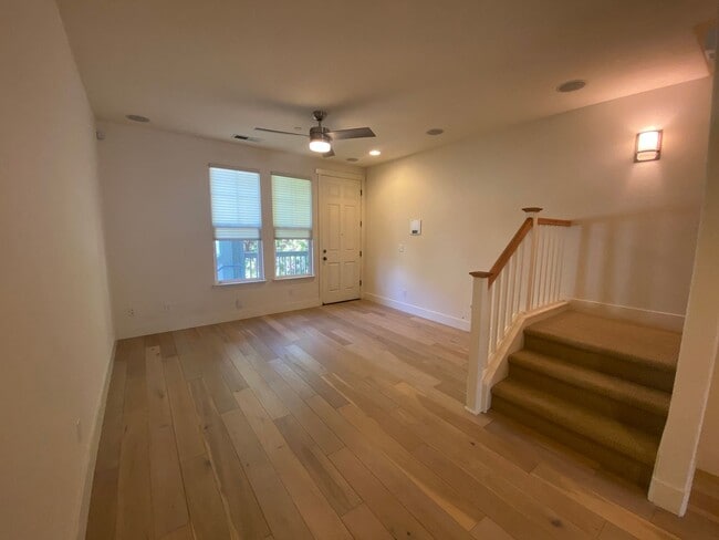 Building Photo - Newer Multi-Level Downtown Townhouse with Double Master Bedrooms