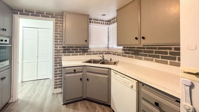 Building Photo - 50 Shadow Ln