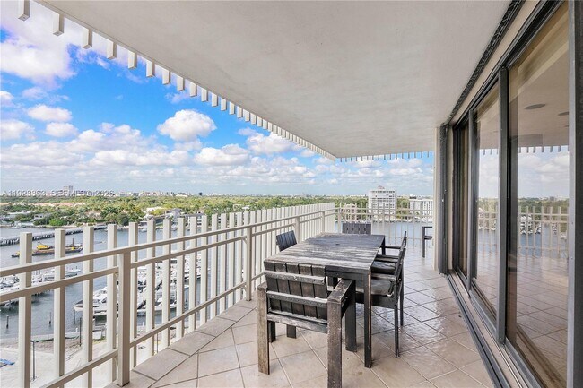 Building Photo - 2 Grove Isle Dr