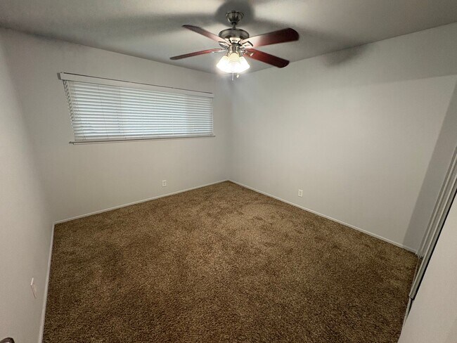 Building Photo - Rent Today! Available Charming 2 Bed 1 Bath in North Highlands Area!