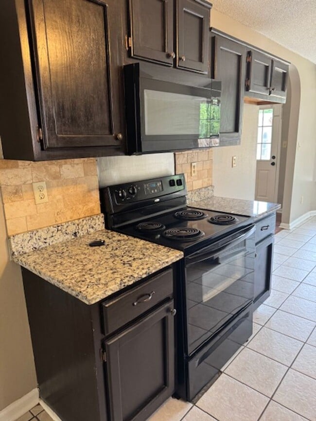 Building Photo - Renovated 3 Bedroom 2 Bath Home for Rent w...