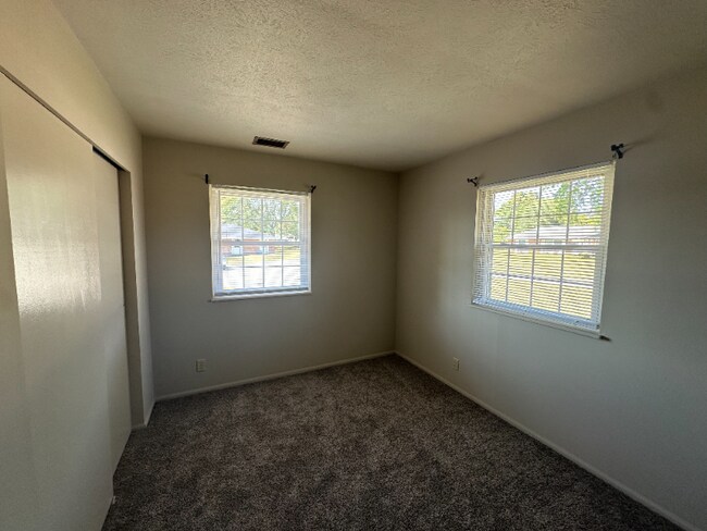 Building Photo - 1128 Amherst Dr