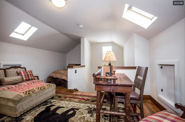 Building Photo - Beautiful Fully Furnished 4 Bed 3 Bath Home