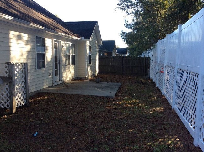 Building Photo - Centrally Located Home in New Bern-3 Bedroom With FROG