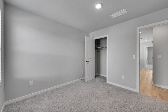 Building Photo - $2,495.00, 3 bed,2.5 bath located in Color...