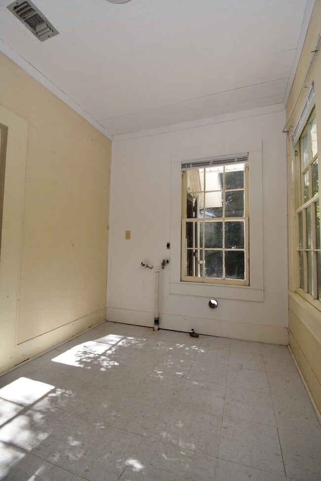 Building Photo - Recently Updated 3 Bedroom House