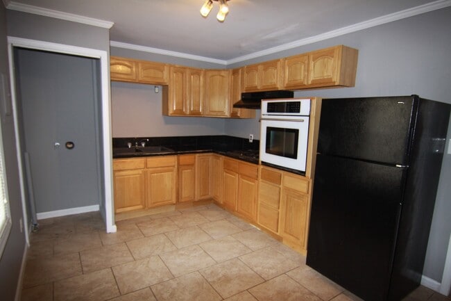 Building Photo - 2 Bedroom Pet Friendly Home For Rent!