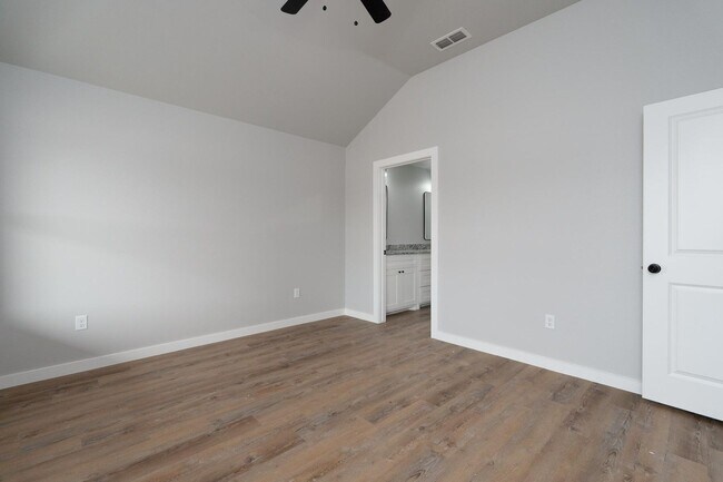 Building Photo - Move-In Ready Gem with No Application Fee!