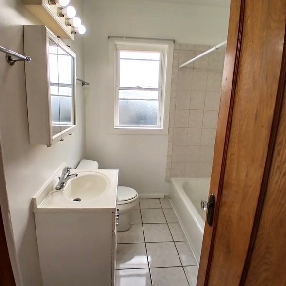 Building Photo - 5041 W Dickens Ave