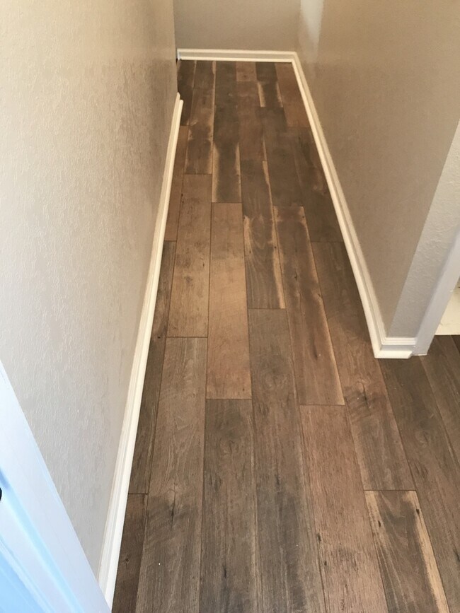 Building Photo - 16421 Apple Valley Rd