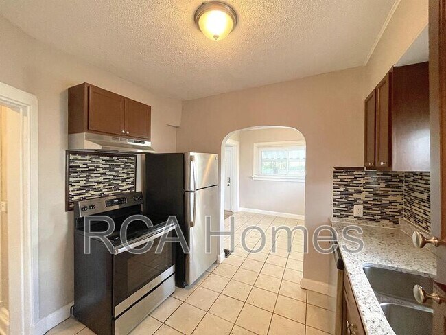 Building Photo - 433 N Bradley Ave