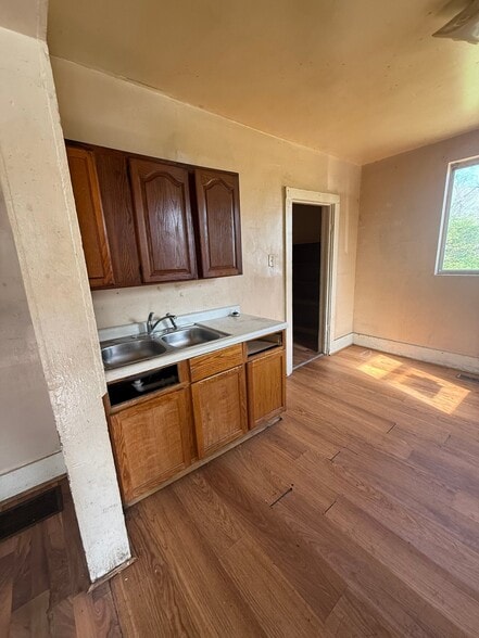 Building Photo - 347 N Stone St