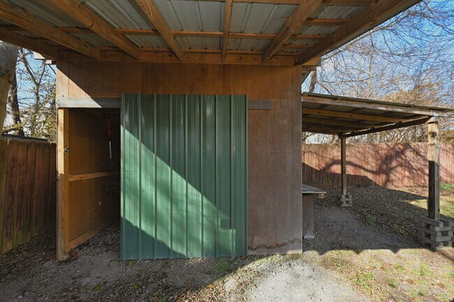 Building Photo - Sweet Cottage Charm with Updated Kitchen, Fenced Yard & Washer/Dryer Included