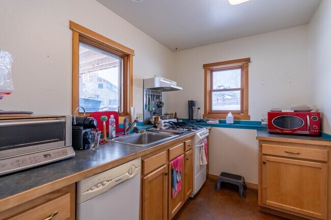 Building Photo - 407 Cascadilla St