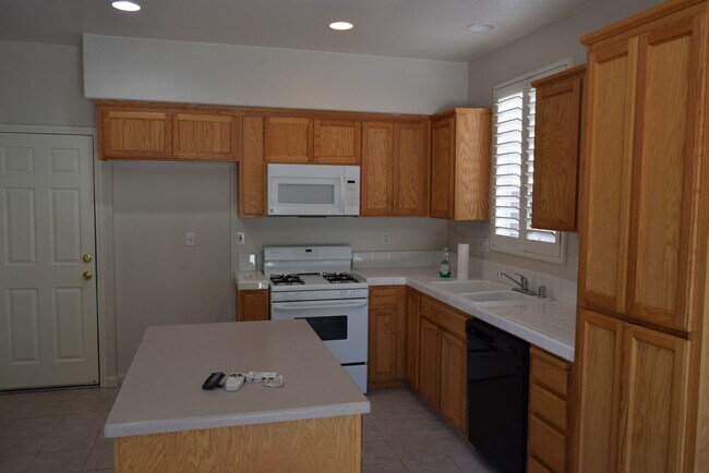 Building Photo - Tracy Home Available in Desirable Edgewood...