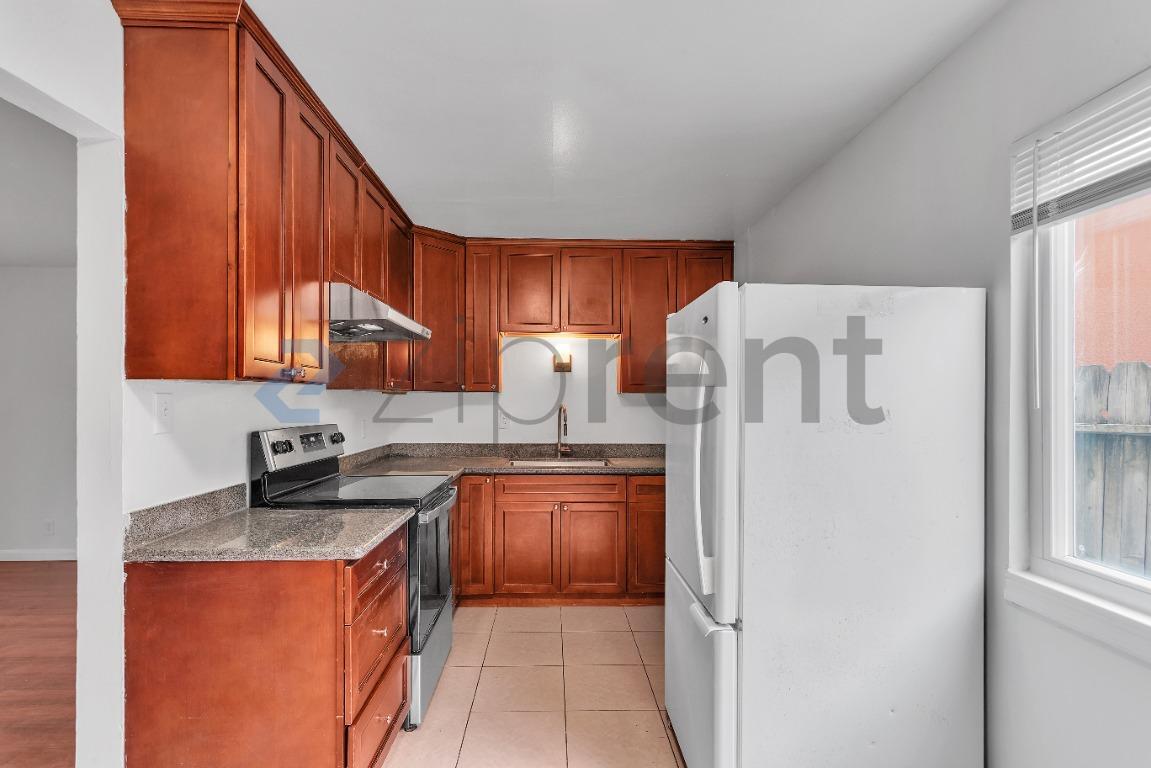 Building Photo - Unit B