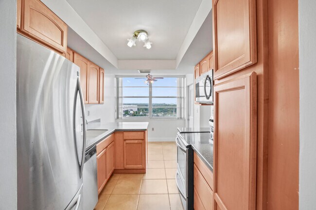 Building Photo - 18051 Biscayne Blvd