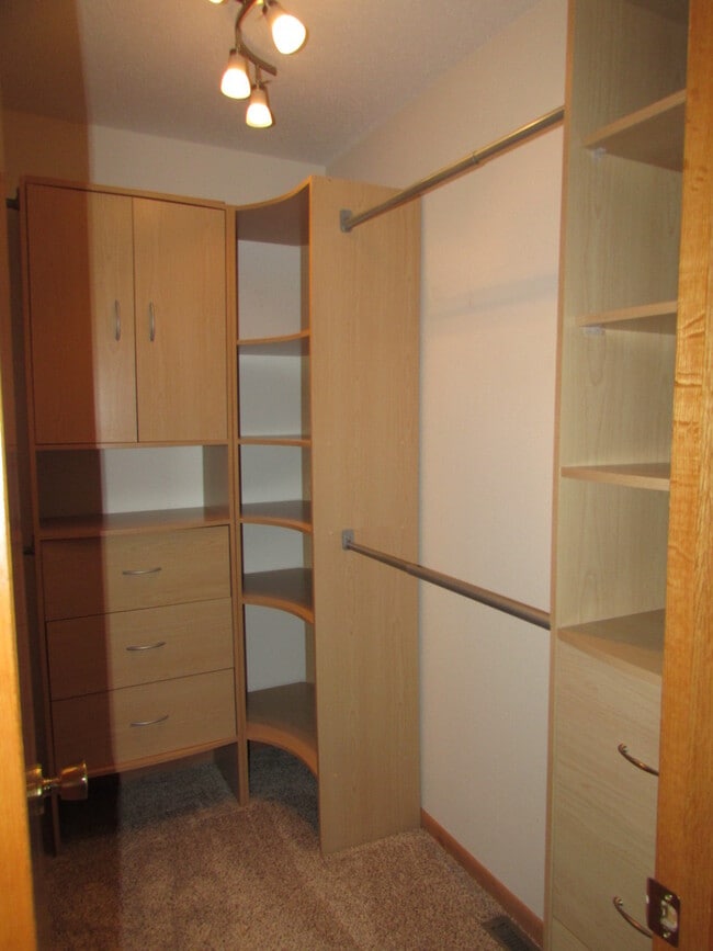 Building Photo - 4 BEDROOM | 3 BATH | FENCED YARD | DOUBLE ...