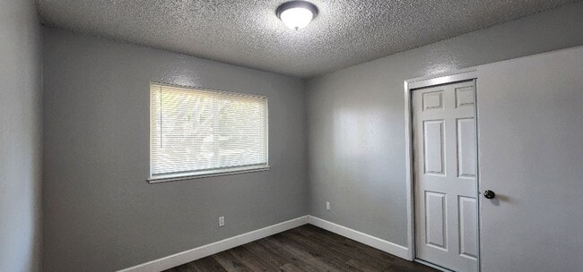 Building Photo - Completely Renovated 3 Bedroom 2 Full Bath...