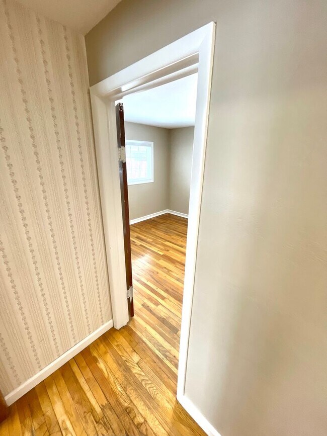 Building Photo - Three bedroom, Two bath House