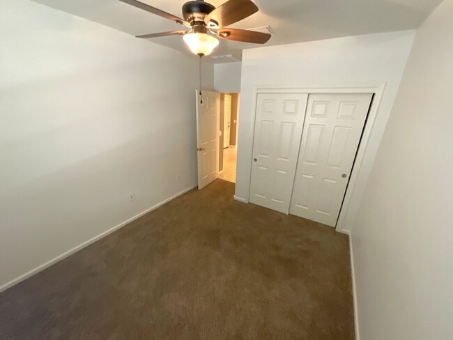 Building Photo - Vail School District hard to find 5 bedroo...