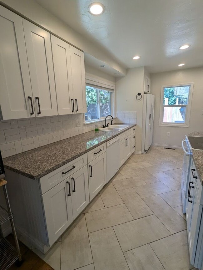 Building Photo - Fabulous 4 Bedroom 2 Bath House with Big F...